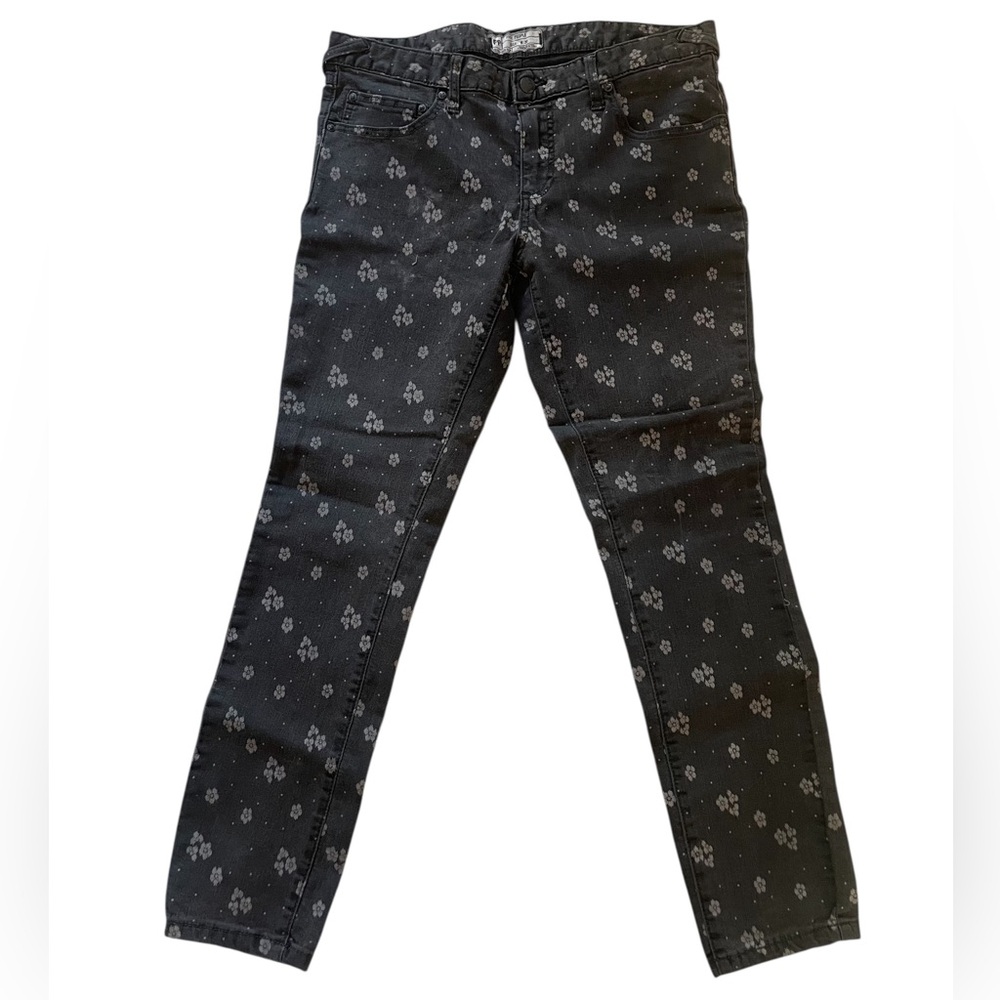 Free People Cool girl Chic Black Skinny Jeans with white Floral Flair, size 30 - Picture 8 of 8